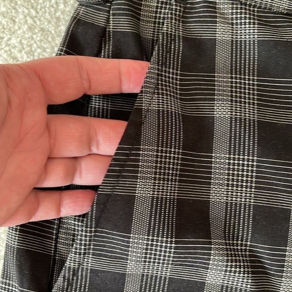 Men’s Izod black and grey golf plaid shorts. Like new condition. - Picture 2 of 5